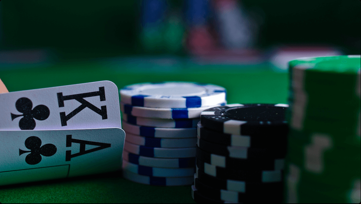How does live casino hold’em online work?
